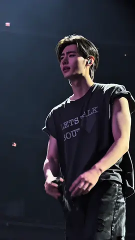 let’s talk bout 🩶  #sunghoon #enhypen #walktheline #walktheline_in_chicago 