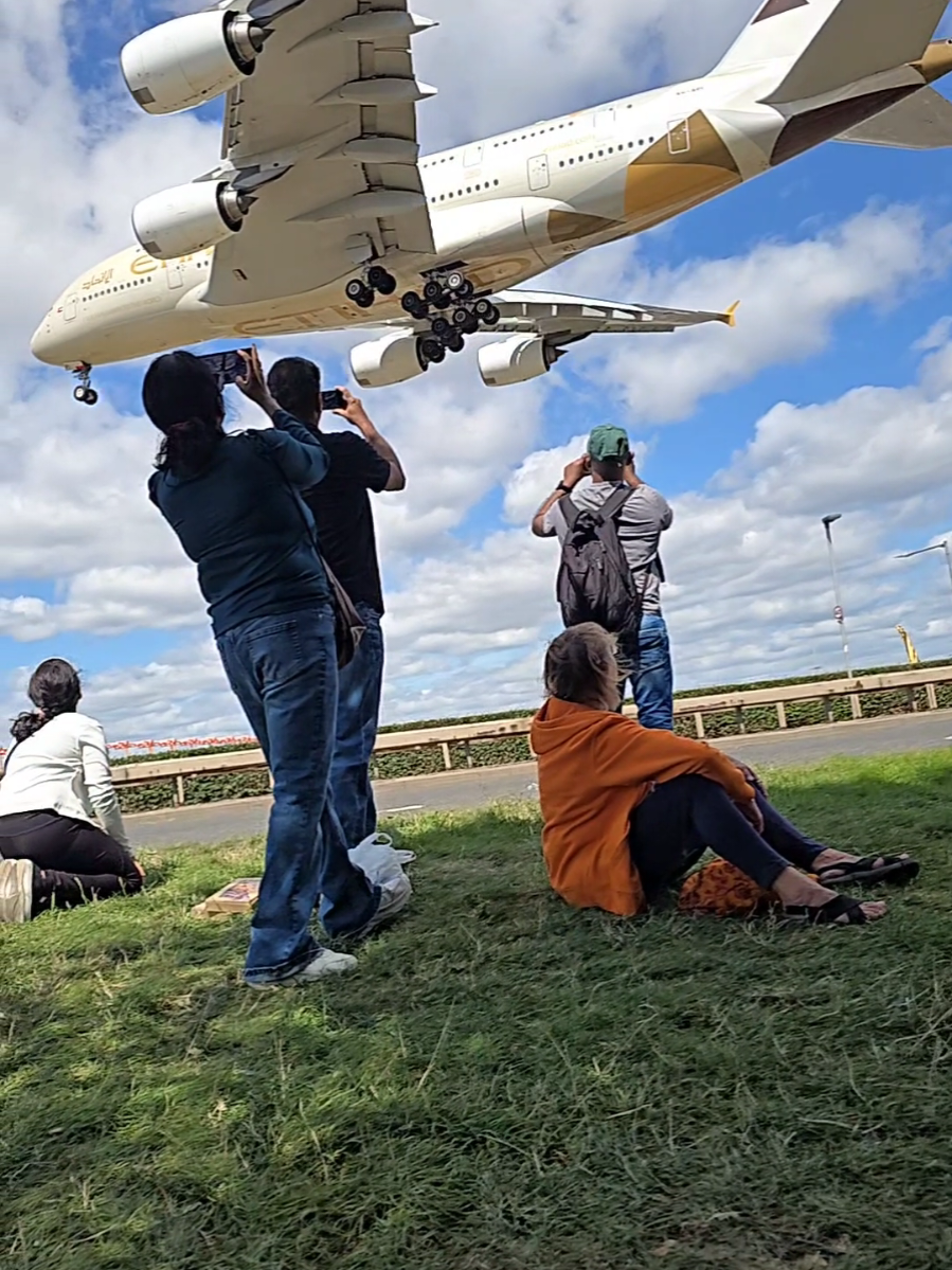 Some moments just can't be explained in words! 😱🛬...Etihad Airbus A380 🇰🇼✈👑...  #airbus #airbusa380 #airbuslovers #aviation #planespotting 