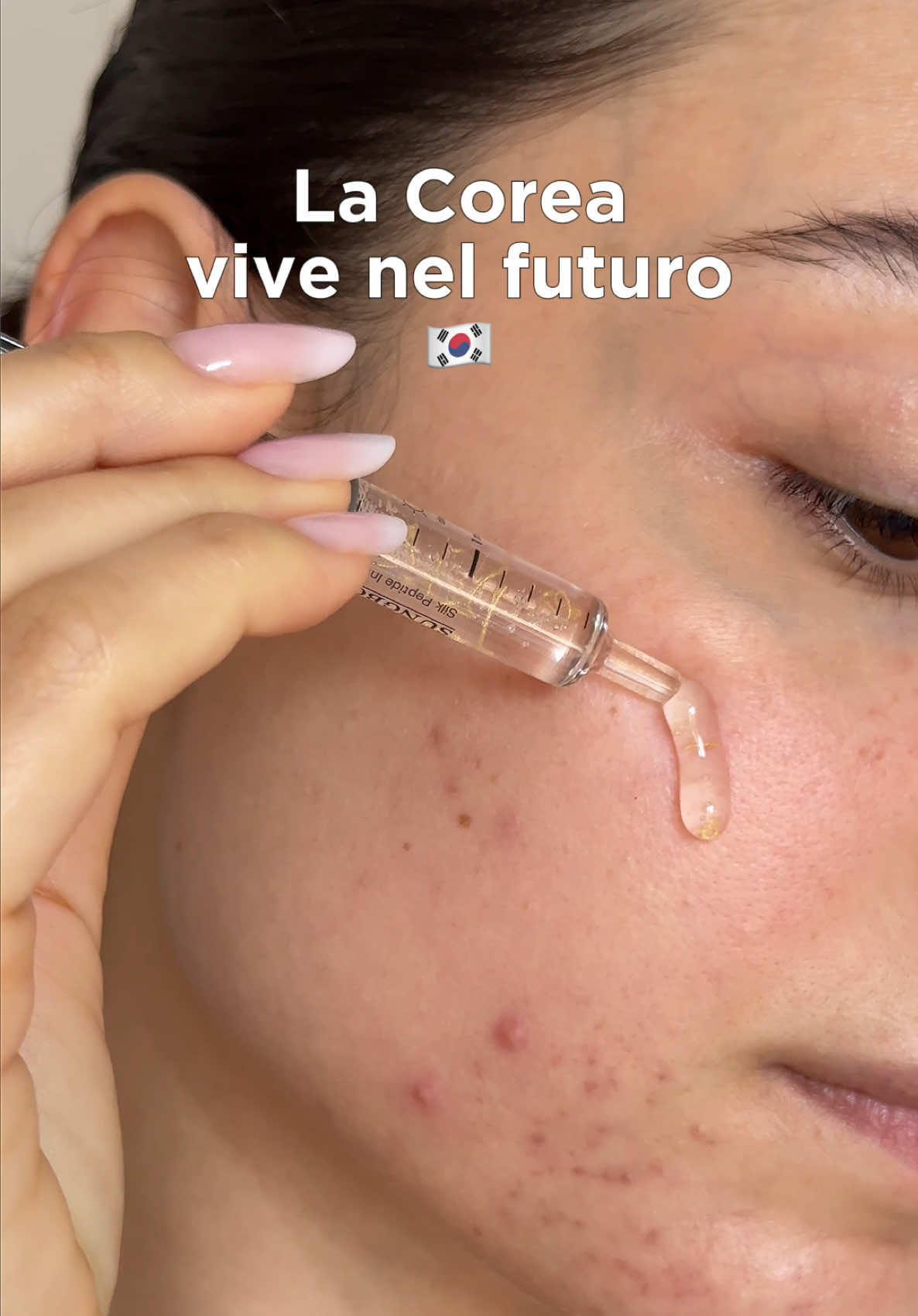 “La Corea vive nel futuro” e noi non possiamo che essere d’accordo 👀 Questa ampoule di Sungboon Editor sembra arrivare direttamente dal 2050 ✨ 💎 Si chiama Silk Peptide Intensive Lifting Ampoule e unisce peptidi e seta per: ✔️ Rassodare la pelle ✔️ Levigare le linee sottili ✔️ Donare un effetto glow immediato La texture è setosissima, si fonde con la pelle e rende subito l’incarnato più compatto e luminoso 🔬💧 Ti incuriosisce? Raccontaci nei commenti se l’hai già provata o se vorresti inserirla nella tua routine!👇🏻💬 #skincarecoreana #cosmeticacoreana #koreanskincare #kbeauty #sungbooneditor #sieroviso #sieroliftante #glassskin #antiage #antietà #peptidi #collagene #kbeautyaddict #skincarelover #skincareaddict #kbeautysecrets #kippunharu