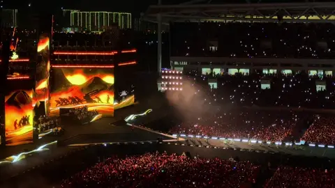 Ôi tôi nổi da gà với dàn đồng ca này. Tự hào quá Việt Nam ơi 🇻🇳❤️ Đã quá Tổ Quốc ơi, đã quá anh @Đông Hùng ơi. Nghe xong bài này nước mắt chảy lúc nào không hay😢 Cả 50 nghìn trái tim cất tiếng hát, tôi luỵ Concert Tổ Quốc trong tim này quá❤️  #toquoctrongtim #thanhnienyeunuoc #cachmangthang8 #quockhanh #concertquocgia #donghung 