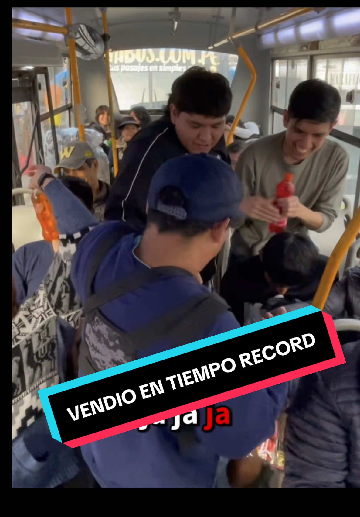 En TIEMPO RECORD  Vendedor ambulante nunca pensó vender tan rápido al lado de nuestro amigo wiwi, agradecer a todos los seguidores y suscriptores de nuestro canal oficial  #viral #parati #tiktokusa🇺🇸 #peruanosenusa🇺🇸🇵🇪 #comedia #showman #comicosambulantes #felicidad #busesperuanos 