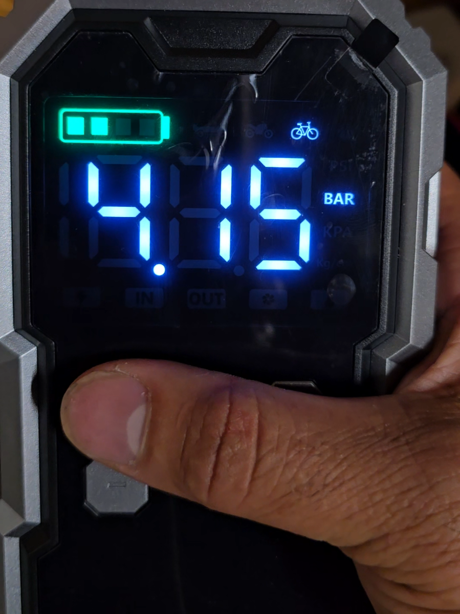 The best device I liked for starting the car in case of a dead battery. You can also inflate the tires and charge the phone. You can also use it for lighting and emergency lighting.                                            افضل جهاز أعجبني لتشغيل السيارة في حالة تلف البطارية كما يمكنك نفخ العجلات و شحن الهاتف ويمكنك أيضا استعماله في الانارة وإنارة طلب النجدة 
