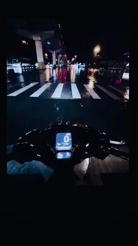 Đêm nay phố vắng lạ thường, Một mình lặng lẽ… vấn vương muộn phiền. Ngày xưa em ngồi phía yên, Giờ anh ôm gió, làm nghiêng cả đời.