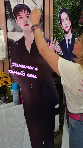 💥Dijiste que era imposible… y pum, lo hicimos real. Tu bias de Stray Kids, a tamaño real🔥 para todo el fandom de Stay😍 #straykids #stay #felixstraykids #bangchan #hyunjin #leeknow #seungmin #kpop #fypシ゚ #bias #zebrastore #figurasdecoroplast 