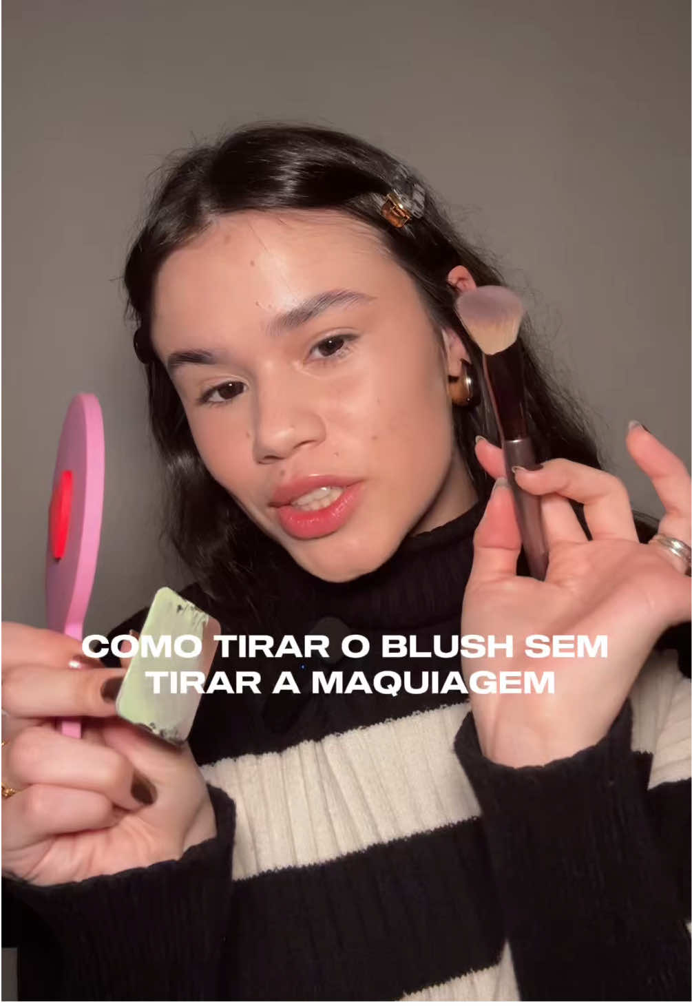 fale baixo dessa aula de colorimetria 🫵🏻😎 agora você já sabe como resolver o blush exagerado sem precisar refazer toda a make 🗣️ oque acharam da dica minhas divasss???  #maquiagemtiktok #TikTokBeauty #makeup #produtosdebeleza #colorimetria #blush #blushmarcado #blushhack #maquiagem 