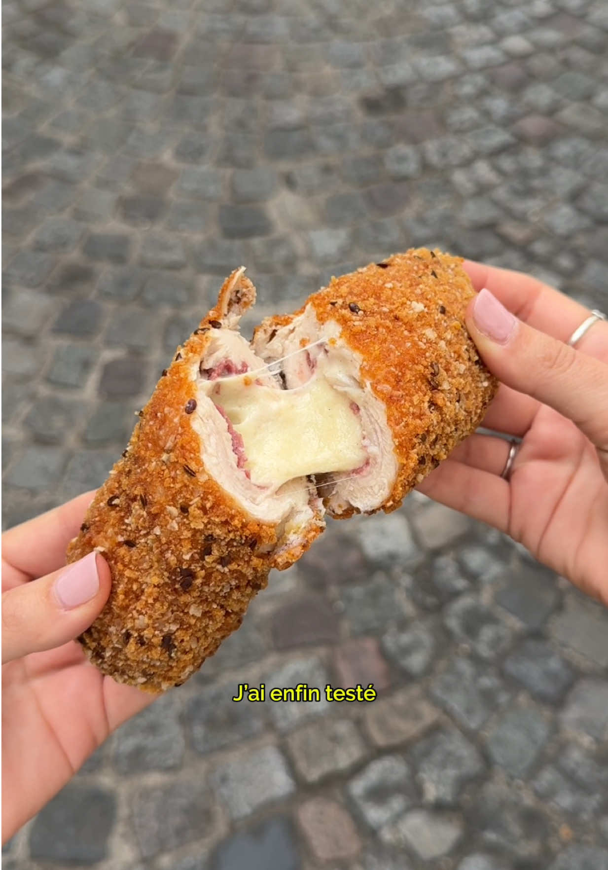 Le premier bar à cordons bleus de Paris 🤌🏼 LES PRIX 👇🏼 • cordon bleu jambon fromage : 9,9€ • cordon bleu jambon de bœuf fromage : 9,9€ • cordon bleu végétarien : 9,9€ 📍Amonē - Paris 18 ⭐️4.7/5 sur 864 avis Google collaboration commerciale - invitation  #cordonbleu #restaurantparis #streetfood 