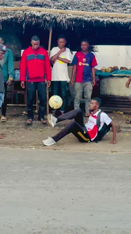 Doing skills infront of people at mama NGINA @Waqas Gondal 🇰🇪 @abdullahi_786 #abdimalikcr7 #Malikzo #africanskills #LevelUpAfrica #sportsontiktok #africansports 