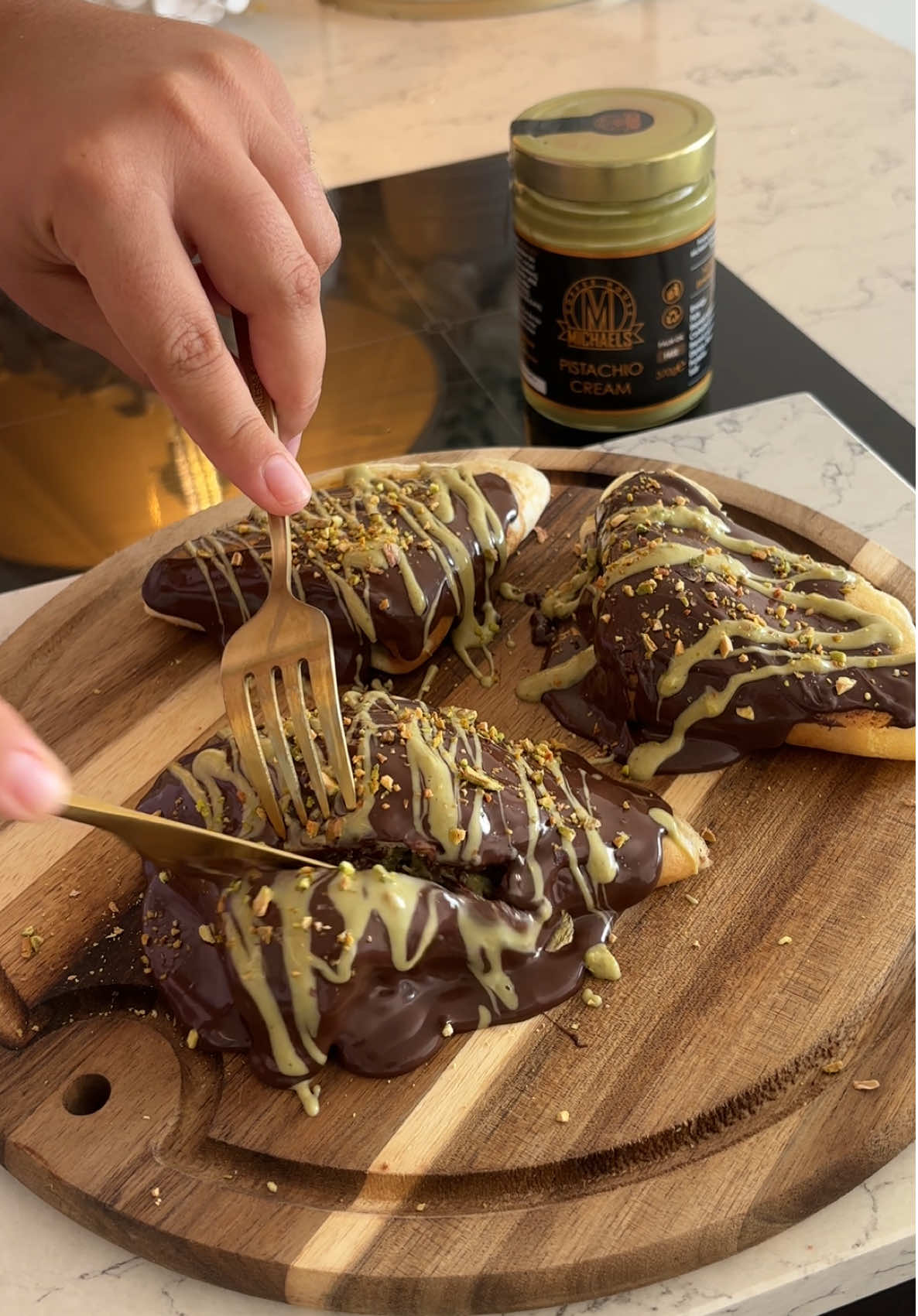 Dubai Chocolate Pistachio Pancakes using my favourite Michaels Pistachio Cream 💚🤎💚🤎💚 300ml milk 2 eggs 100g plain flour  150g Kadayif 150g Michaels Pistachio Cream 100g milk chocolate  Handful of crushed pistachios  Enjoy!!! You can find the pistachio cream in my showcase xxx #pancakes #baking #bakery #pistachio #pistachiocream #foryoupage #foryou 