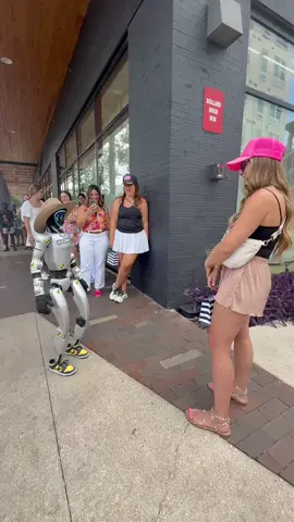 The robot has been programmed to praise queens upon encountering them #robot #style #fashion #drip