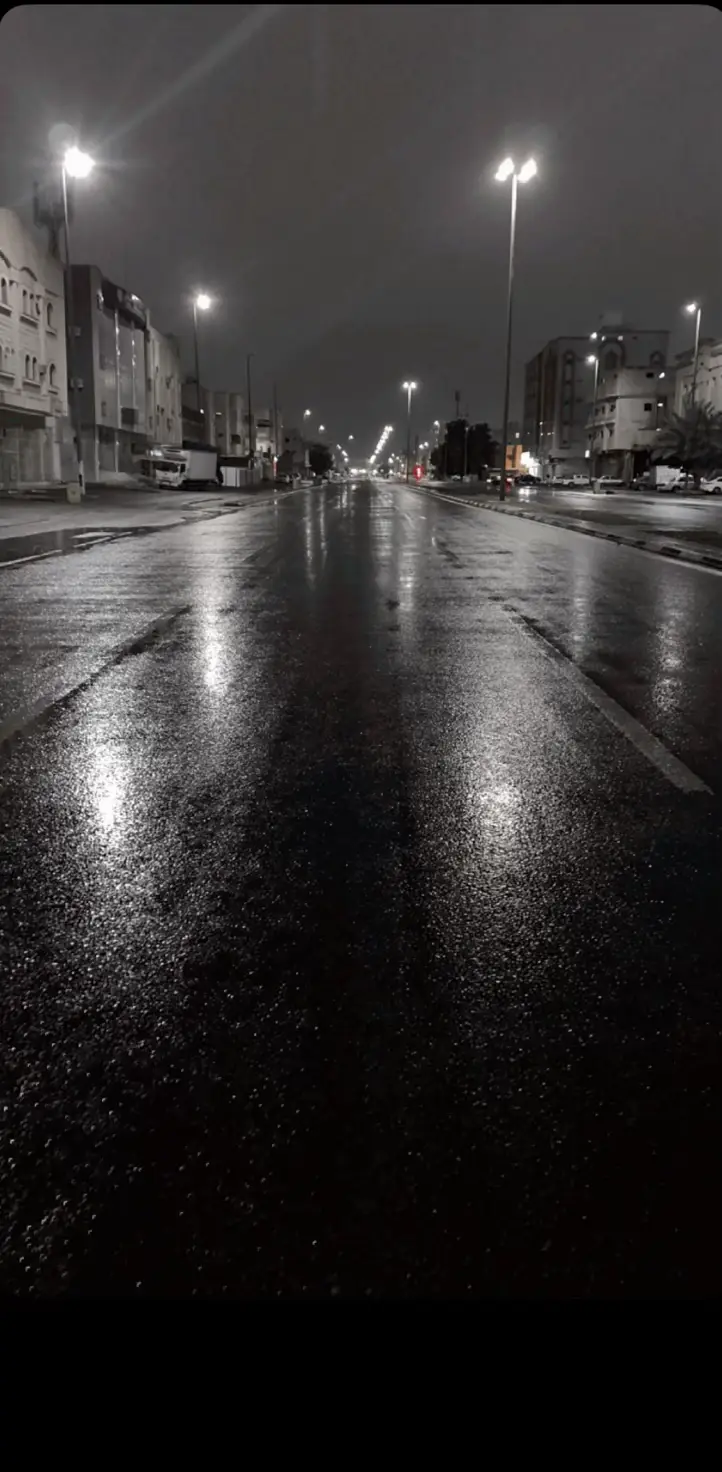 حي الدخل شارع المطبات١ في تبوك، حي قديم يحمل بين أزقته حكايات الزمن وأصوات المارة التي تمتزج برائحة القهوة الصباحية. شوارعه، وإن بدت هادئة، تحمل في صمتها حياة نابضة، حيث تجتمع البساطة مع دفء الجيرة، وتتشابك الحكايات بين أبواب البيوت التي شهدت أفراحًا ودموعًا. هناك، تغدو الأيام أكثر صدقًا، وكأن الزمن يتباطأ ليمنحك فرصة التأمل في تفاصيله، من ضحكات الأطفال المندفعة بين الحارات إلى نسمات المساء التي تحمل معها ذكريات البدايات الأولى. حي الدخل ١ ليس مجرد مكان، بل ذاكرة حيّة تكتب فصولها على جدران تبوك.