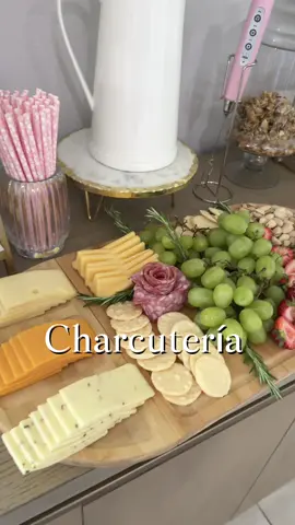 Me encantó esta forma súper fácil de tener bandejas para impresionar en eventos o reuniones te la dejé en el carrito naranjas #charchuterieboard #charcuterie #fyp #cheeseboard #budgetboard #tablasdequeso 