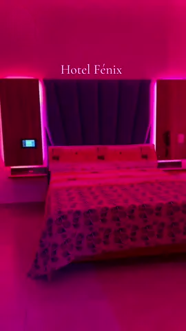 📍 Hotel Fénix – Flores, CABA 💡 Hotel todo iluminado, con habitaciones simples pero cómodas 🛏️ Cama amplia para descansar o lo que pinté 😉 📺 Smart TV para acompañar el momento 🎶 Música por Bluetooth para armar clima 🪞 Espejo grande frente a la cama 🪑 Mesita con dos sillas 🚿 Ducha y baño limpios 🚗 Estacionamiento tipo playa general en la entrada 💲 $26.000  #creatorsearchinsights #room #hotelroom #parejas 
