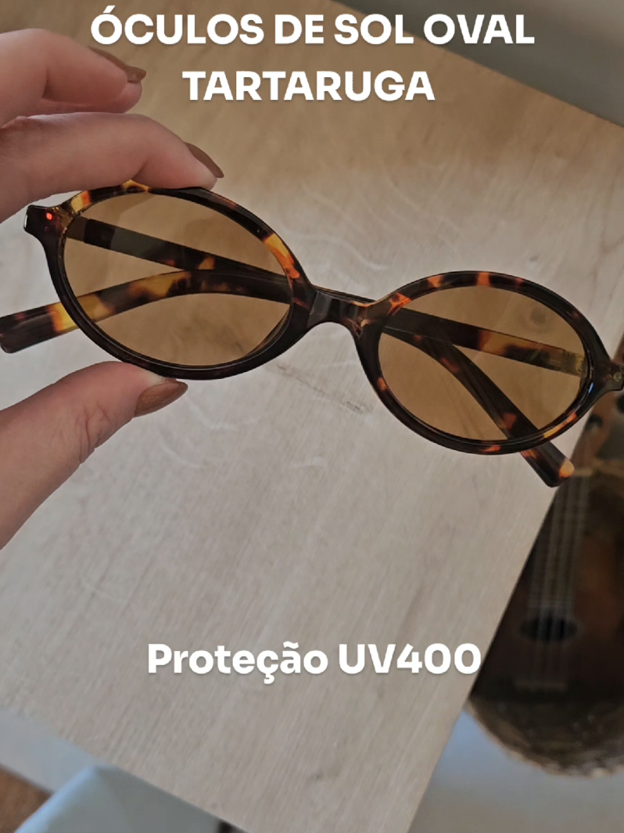 O tartaruga nunca sai de moda — e nesse modelo oval de sol, ele ficou simplesmente irresistível. 😎✨ Além de moderno e cheio de estilo, esse óculos é feito para durar: armação robusta, dobradiça de metal e proteção UV-400 para cuidar dos seus olhos enquanto você arrasa no look. Porque estilo de verdade também vem com qualidade. 🐢☀️