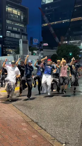 “4 a.m. in SHIBUYA. With the holiday weekend, the place was packed with people😭 This song really fires me up🧑🏾‍🚀🫶🏼🔥 I can’t believe I never thought of dancing to it before— as a Japanese person, I’m proud to be able to dance to this song. 🧑🏾‍🚀🫶🏼👒⚓️☠️ #onepiece #解放のドラム #gear5 #nica  #ワンピース 