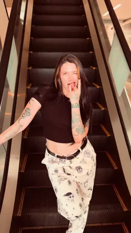 Sigue sonriendo y rockeando  #rock #girl #viral #viraltiktok #outfitideas #styleinspo 