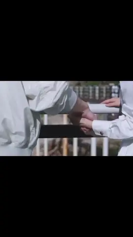 #اوعدني_لا نبكي ونتألم#من يصنع لك السعادة حتى يرى أبتسامتك يستحق قلبك بأكمله .🤍❤️