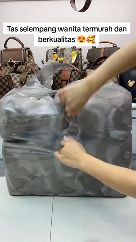 Tas selempang wanita di harga dibawah 50ribuan kak 😍🥰  #tasselempangmurah #taspopuler #taskekinian #taswanita #taskualitaspremium #tasselempang #tasselempangwanita #tasserbaguna #tasselempangterbaru #tasmurah #tasterbaru #fypシ 