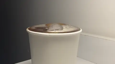 في منتصف الليل فقط انت وقهوتك وقصيدتك المفضلة😔🤎