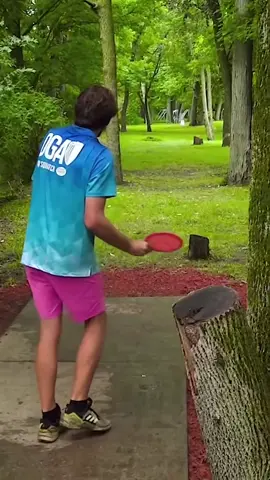 That looked so easy🤯 📽️@JomezPro #frisbee #discgolf #frisbeegolf #ace #trickshot 