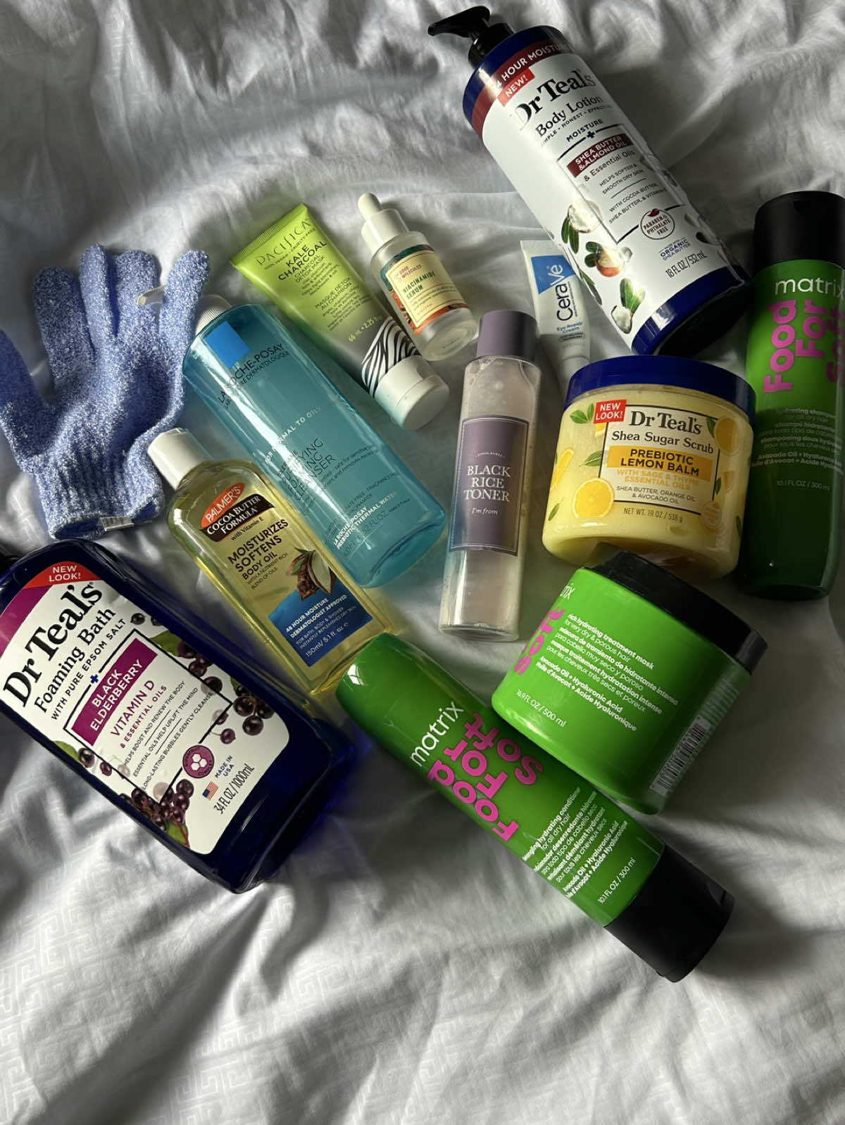 Hoy ha sido un domingo de belleza🫧🧖🏻‍♀️🤍 #everythingshower #sundayresetroutine #sundayresetwithme #haircareday #slowsunday #justagirl #drteals  @Matrix @DrTeals @pacificabeauty @Palmer's @LaRochePosayUS 