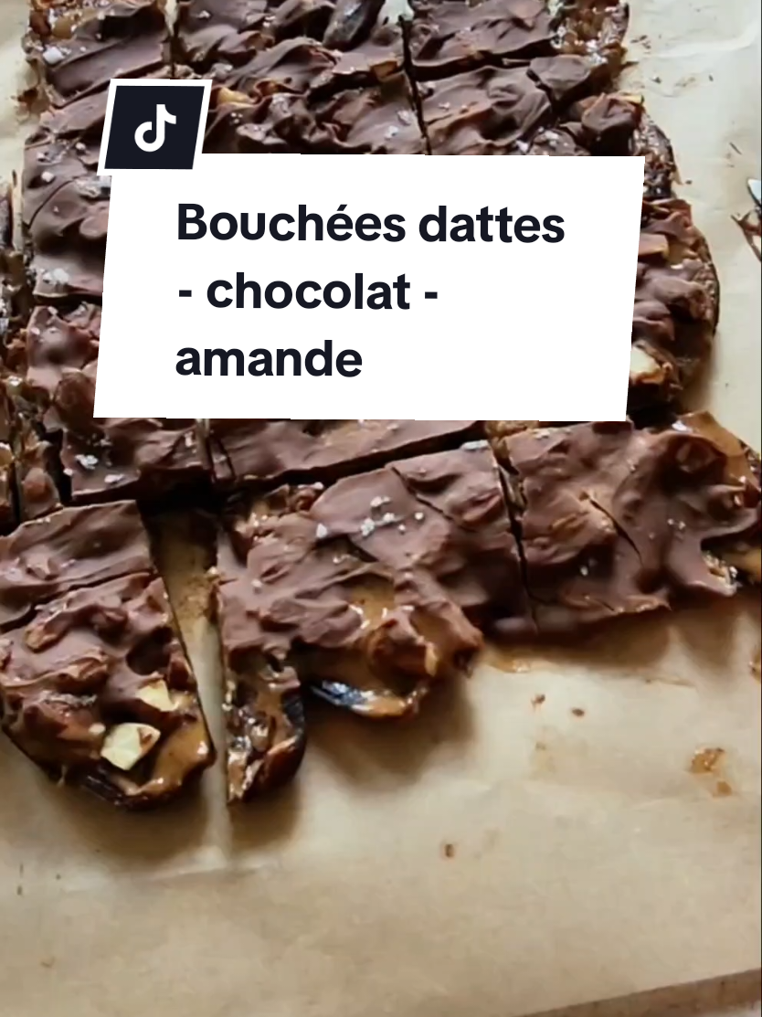 ✨️Avez-vous déjà fait cette recette virale? (Je sais que j'arrive tard!) Dattes + amandes + chocolat + fleur de sel = des bouchées sucrées-salées irrésistibles!  Vous pouvez remplacer les amandes par des arachides ou d'autres noix, et utiliser votre chocolat préféré (noir, au lait ou mi-sucré).  #dattes #chocolat #dessert #collation #sanscuisson #snickers #testrecette #recettevirale #diytabouffe #côtébouffe #nutritionniste  