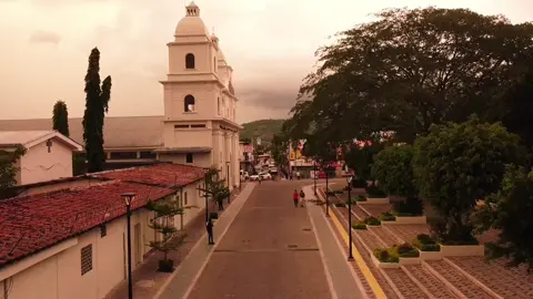 #sanvicente Asombrosos colores de San Vicente antes de que caiga una rica tormenta para refrescarlo😃🎥 #djimavicmini #elsalvadorimpresionante #elsalvador4k #paisajes #centrohistorico #paratiiiiiiiiiiiiiiiiiiiiiiiiiiiiiii 