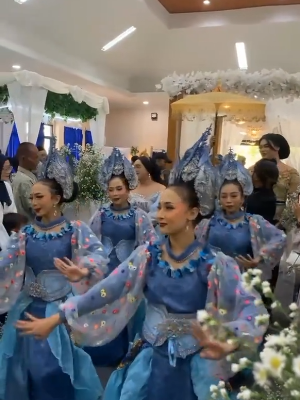 Yuk booking di Wiratedja Arum Enterprise spesial hari kemerdekaan 🥰🥰 WA 0895386212856 . . . . . . . . #upacaraadatsunda #upacaraadat #lengsersunda #wedding #weddingorganizer #weddingorganizerbandung #jasahiburan #jasakesenian #weddingservice #adatsunda #weddinginspiration #wiratedjaarumenterprise #traditionalceremony #nabeuh #traditionaldance #penari #mapagpengantensunda #fypシ゚viral 