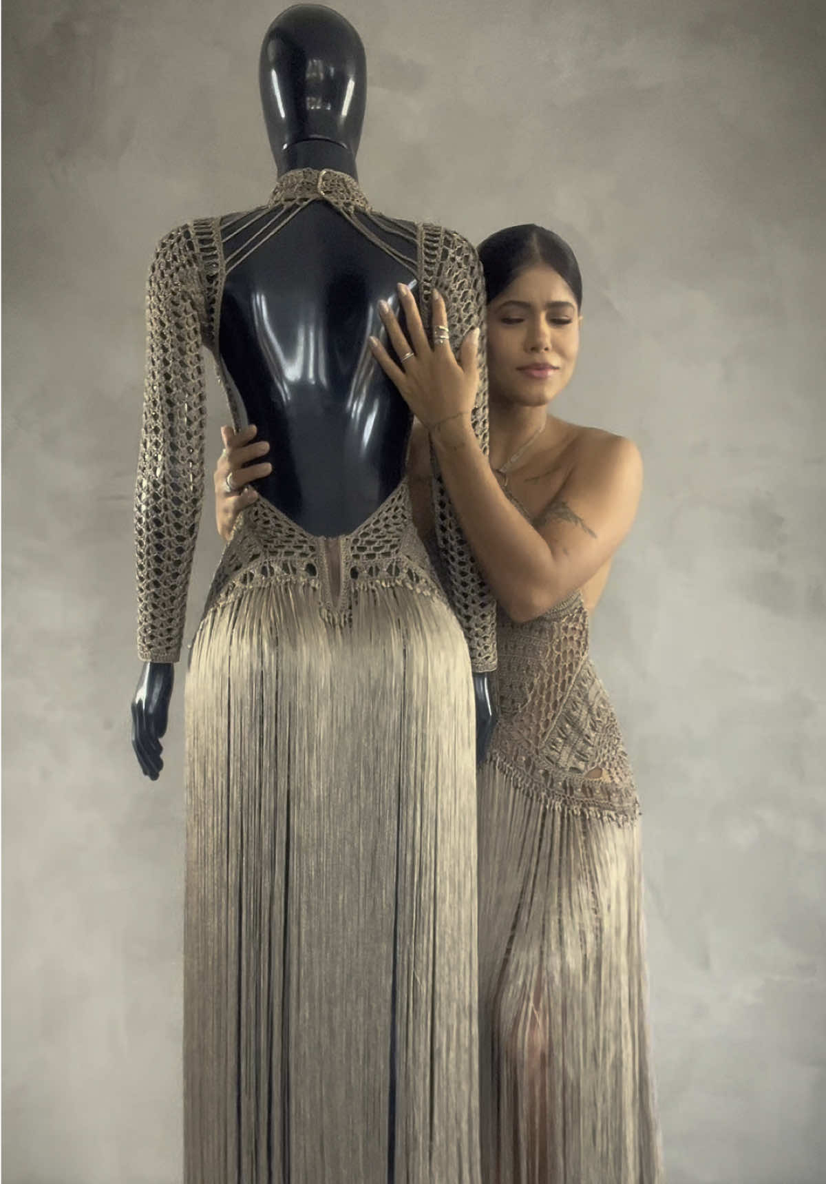 Duas obras de arte e a artista @kamillalimaf (insta)  Dois vestidos que são puro luxo, qual vocês gostaram?  🧶Vídeo aula disponível nos links do perfil e nos destaques do Instagram.   ✨Valor do vestido sem manga 2.000 reais ✨Valor do vestido com mangas 2.800 reais.  Fazemos em todas as cores e sob medida.  #croche #crochet #handmade #luxo #dress #feitoamao #europe #usa #style