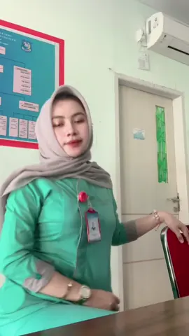 Kalau masih pakai duit orang tua nggak usah saling nyinggung profesi #bidancantik #fyp 