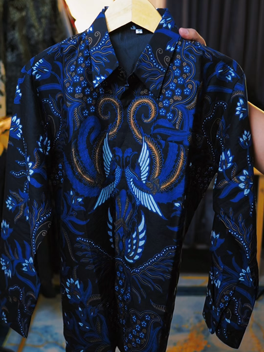 BATIK GURDO BIRU – ELEGAN & GAGAH MAKSIMAL! Baju Batik Pria Lengan Panjang Modern Premium – Lapis Furing, Nyaman Dipakai Seharian ✅ Motif Gurdo Eksklusif – simbol kemewahan & ketegasan pria modern ✅ Bahan Katun Lembut – adem, tidak gerah, nyaman dipakai lama ✅ Jahitan Rapi Premium – kualitas butik, tampilan mewah ✅ Potongan Modern Fit – bikin tubuh tampak proporsional dan percaya diri ✅ Serbaguna – pas untuk kerja, kondangan, acara formal, maupun santai 🔥 Sekali pakai, kamu langsung jadi pusat perhatian di setiap acara! #BatikPria #BatikModern #BatikGurdo #BatikPremium #OOTDBatik
