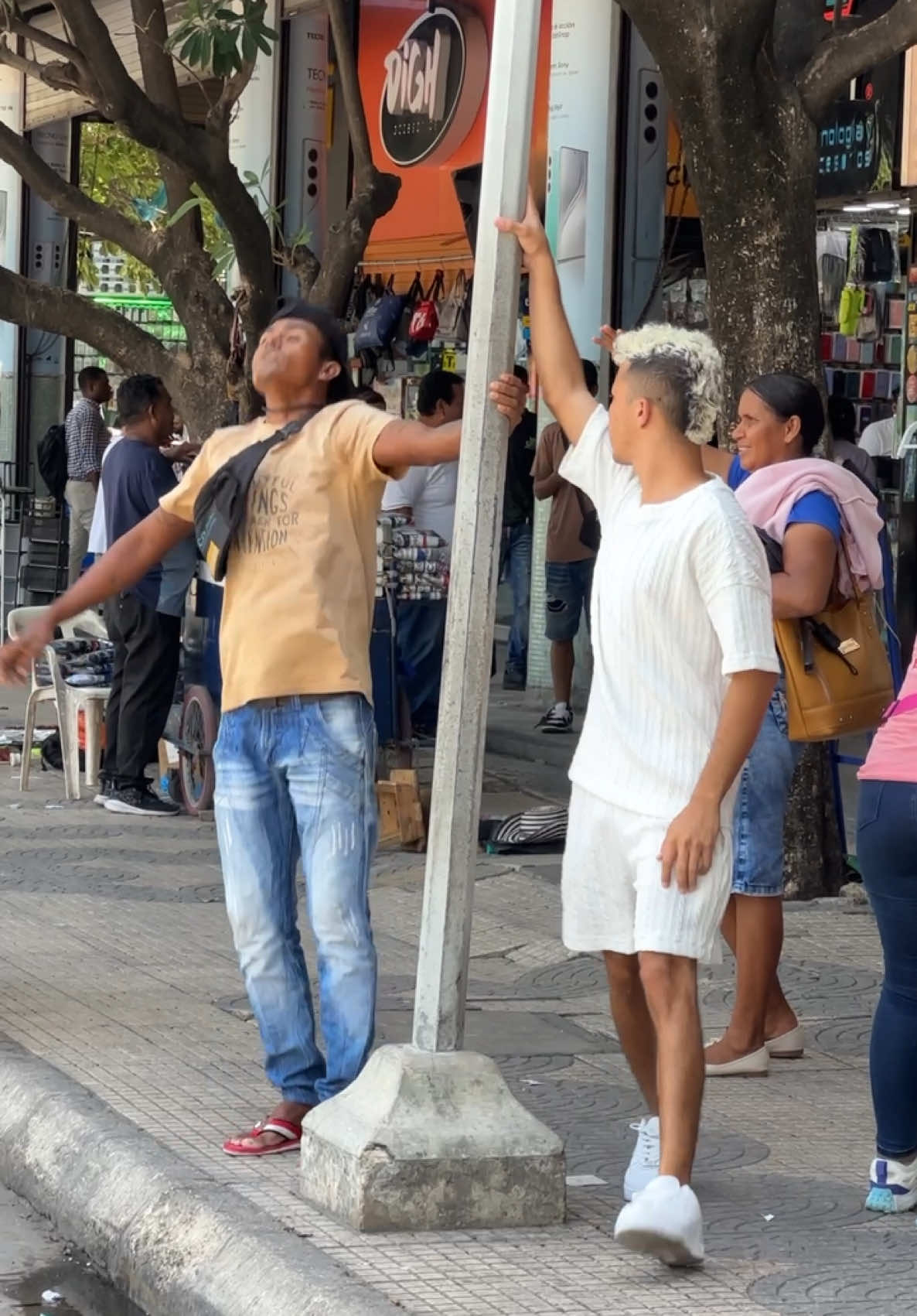 El p0ste/electr!c0🤣