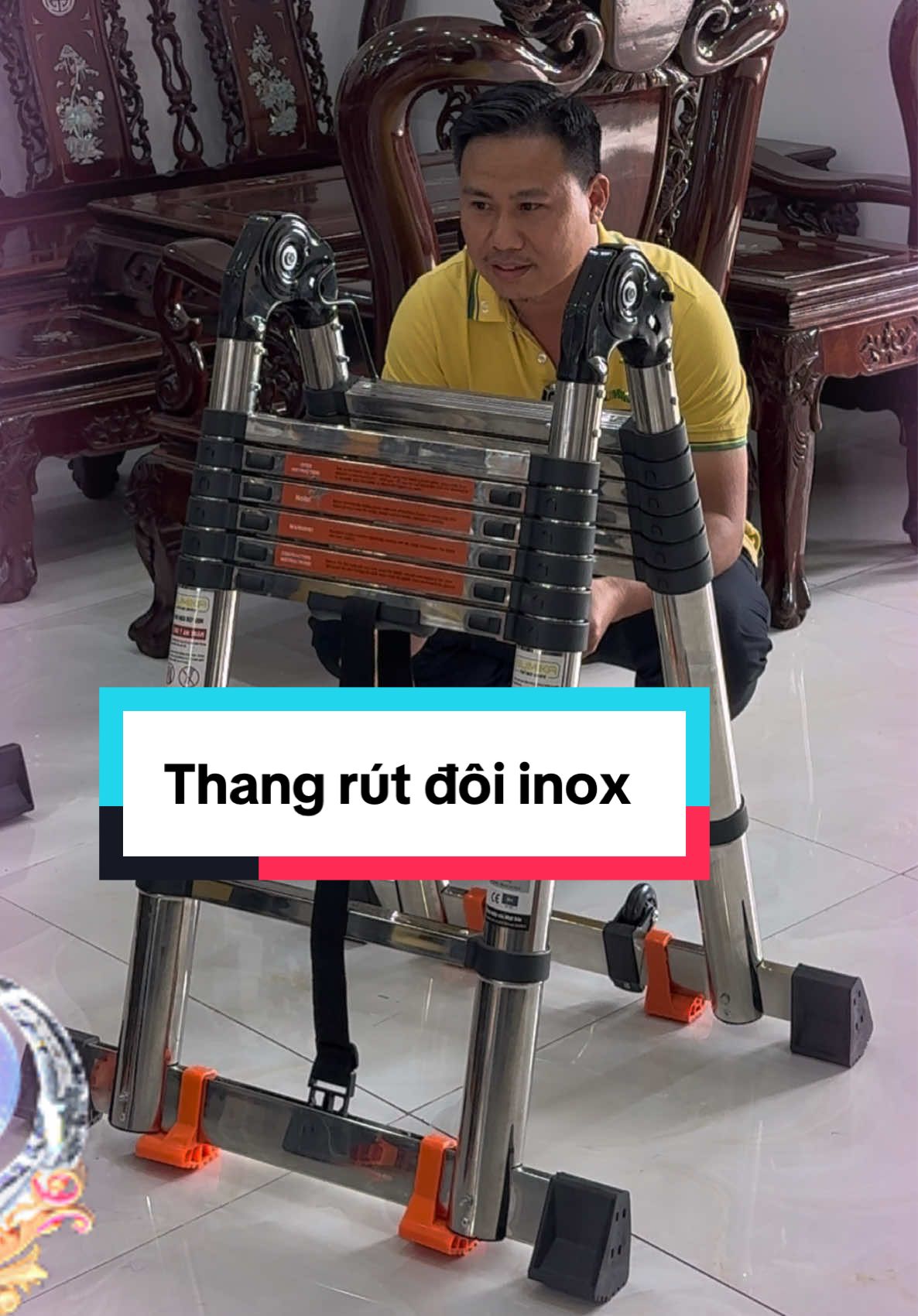 Thang rút đôi inox Sumika TA220 lên điu giá hời chất lượng. Thang Rút Inox Chữ A SUMIKA Model: TA220 - Kích thước: 88x48.5x14cm - Chiều cao tối đa chữ A: 2.2m - Chiều cao tối đa chữ I: 4.4m - Chiều cao rút gọn chữ A: 0.9m - Trọng lượng: 19.5kg - Số bậc: 2x7 bậc - Độ dày inox: 1mm - Tải trọng 300kg. - Đạt tiêu chuẩn EN131 #thanginox #thangrutdoi #thangrutdoiinox #thangsumika #thangchua #sumikahome #TA220 
