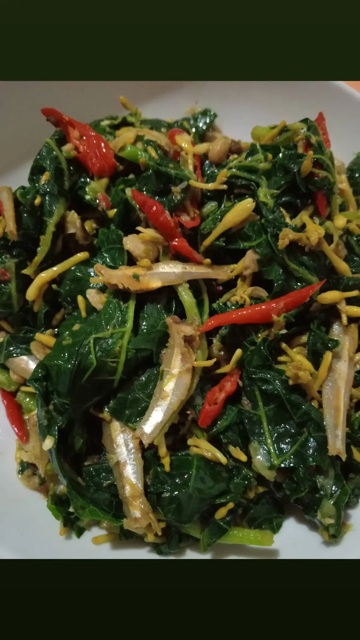 resep tumis daun pepaya bahan utama 1 ikat daunpepaya, bersihkan cuci dan rebus 1 papan tempe 1 genggam teri rebus bumbu halus: 15 cabai rawit 5 cabai merah besar 3 siung bawang putih 5 siung bawang merah lengkuas, daunsalam gula, garam dan penyedap bila suka cara membuatnya: * panaskan minyak, goreng teri smpai matang * tumis bumbu halus smpai matang * masukkan lengkuas, daun salam * masukkan cabai merah iris * masukkan tempe *bumbui garam, gula dan penyedap bila suka masukkan daun pepaya rebus koreksi rasa, tumis daun pepaya siap di sajikan selamat mencoba bunda