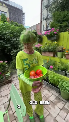 She is the woman who loves green the most in the world. 