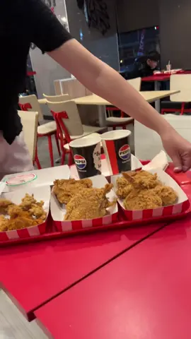 เดี๋ยวนี้ไปเคเอฟซีไม่ต้องไปสั่งยืนคิดนานที่เคาน์เตอร์แล้ว เค้ามีจอให้กดกดจะยืนคิดนานเท่าไหร่ก็ได้อยากกินอะไรกดตามใจได้เลยเราได้ชุดจุใจบัคเก็ตมา 359 ได้ไก่ชิ้นใหญ่จุใจ6ชิ้น วิ๊งแซ่บ2ชิ้น ได้ไก่ป๊อบอีกถึง7 ชิ้น +แค่10 บาทได้โคสลอร์มาเพิ่มอีก ยังไม่หมดยังแถมรีฟิวน้ำด้วยอีกตั้งสองแก้วกดไปเลยไม่อั้นคุ้มสุดสุด ไปเจอกันได้เลยที่เคเอฟซีทุกสาขา #kfc #ไก่ทอดเคเอฟซี #ไก่ทอดผู้พัน #ได้เคเอฟซีชุดใหญ่ #ซอสเคเอฟซี 
