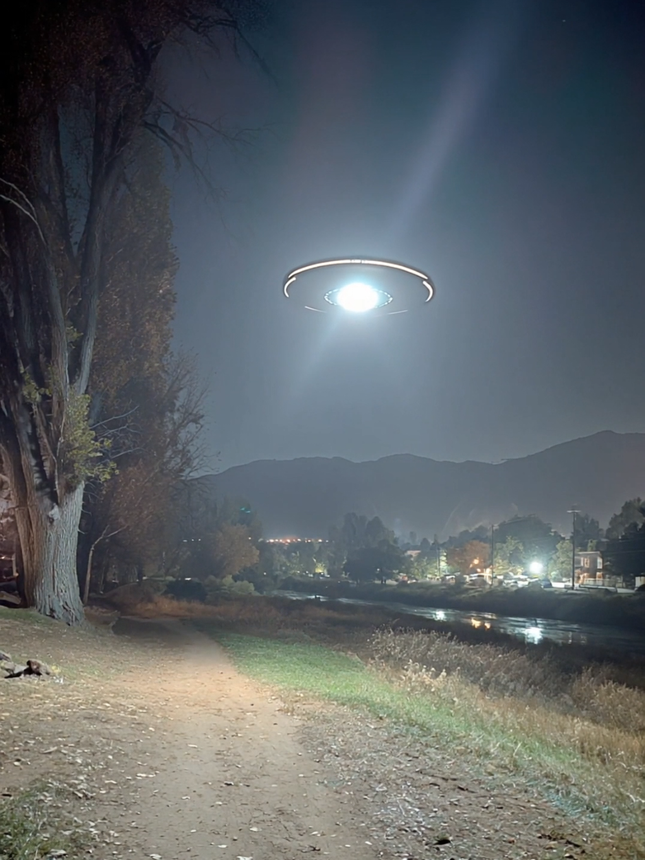 Real UFO. I can't believe that I recorded this. I was just looking for some background footage. #ufo #real ufo #aliens #theyarehere #creatorsearchinsights 