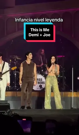 Algo que jamás pensamos ver en vivo, Demi Lovato cantando ‘This Is Me’ junto a Joe Jonas en pleno concierto… Directo a nuestra infancia!!!  #demilovato #camprock #demilovatovideos #joejonas #thisisme #jonasbrothers 