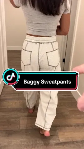 These baggy sweatpants are perfect! I love these and will be wearing them all fall long ❤️#baggysweatpants #baggysweats #sweatpantsoutfit #loungepants #loungewear