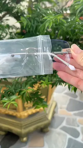 @MT.DongHo88: “Một chiếc kính – hai phong cách 🎀 Tự đổi màu khi ra nắng, có cả độ cận để nàng luôn tự tin 💫”#mtdongho88 #kínhrâm #kinhcandoimau 