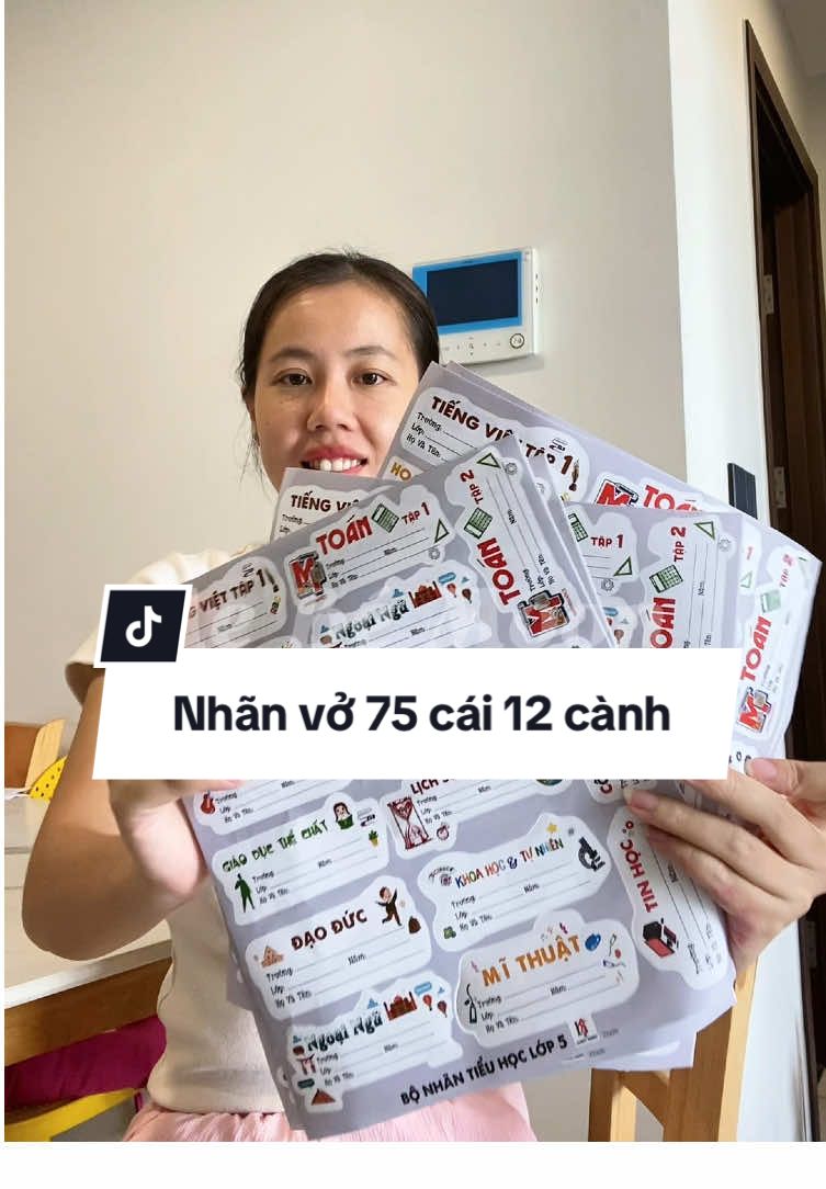 Combo 75 cái nhãn vở 12 cành mà còn trợ ship, đủ màu đủ lớp cho các mẹ tha hồ lựa chọn Mua ở góc trái video nha #nhanvo #nhanvochobe #bedihoc #mevabe #mebemoon 