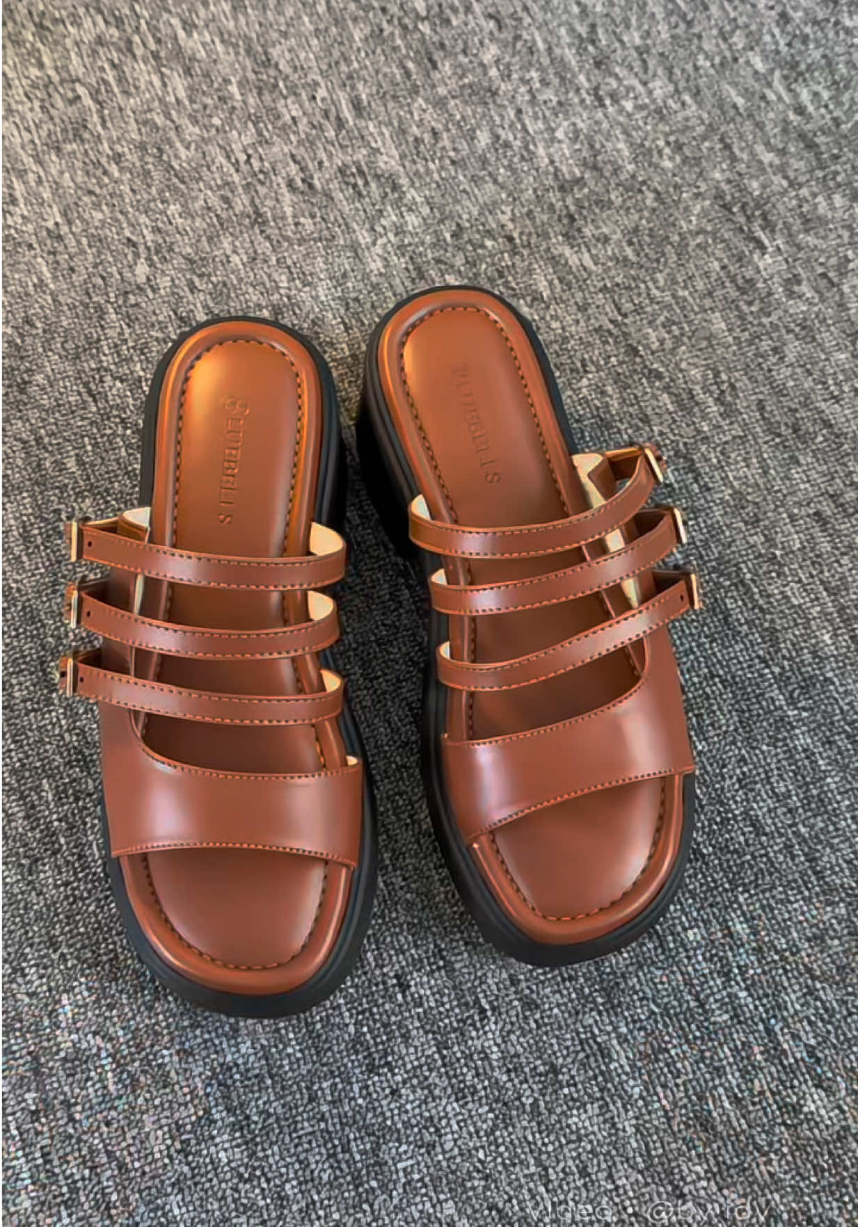 New produk lagi dari @Bluebells si millky cantiknya yang suka pake wedges cocok bgt nih, nyaman dipakai✨😍 #sendalwanita #sendal #wedges #bluebells 