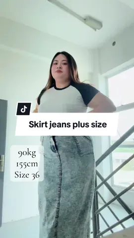 Sangat2 bergetah ye , bergerak pun selesa nak squat pun takda masalah 🤣 #plussize #skirtjeans #skirtjeansplussize #chubby #fyp #outfit #bigsizefashion #skirtmurah 