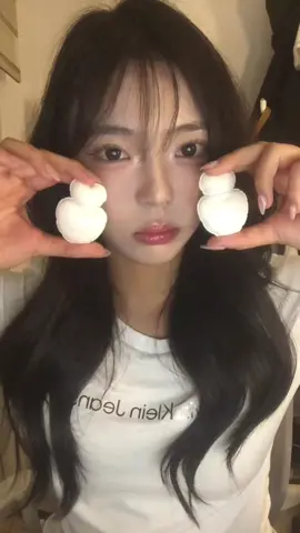 ‘오브디’와 ‘페르소나’ 두 가지 컬러로 톤별 인생 립을 찾았어요!! ⸍ɞ̴̶̷ ·̫ ɞ̴̶̷⸌  시간이 지날수록 입술에 맑고 촉촉한 윤슬광이 올라오고, 부담스럽지않은복숭아빛 컬러가 손이 자꾸 가는 이유예요˃̵ࡇ˂̵  웜톤에게는 부드러운 피치 머랭 컬러의 ‘오브디’가 분위기 한 스푼 얹어주는 효과를 주고 쿨톤에게는 여리여리한 물복핑크의 ‘페르소나’가 청순함을 극대화해주는 효과를 줘요<3 데일리로 부담 없이 바를 틴트를 찾는다면, 무조건 네이밍 글로이 하트 틴트 추천!! 지금 에이블리에서 30% 할인 중!  17000원 → 11900원 #네이밍 #NAMING #오브디#오브디소나 #립틴트추천 #웜톤립 #쿨톤립 #복숭아빛 #데일리립 #톤별추천 