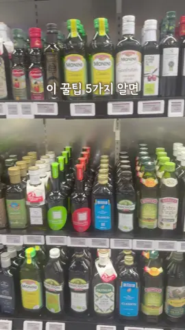 진짜 좋은 올리브유 고르는 법, 5가지만 기억하세요! #2차앵콜공구  잘 골라야 영양도 풍미도 놓치지 않아요! 1️⃣ ‘엑스트라 버진(Extra Virgin)’인지 꼭 확인! 🫒 ‘올리브오일’이라 써 있어도 모두 같은 건 아니에요. ‘퓨어(Pure)’, ‘라이트(Light)’는 혼합유인 경우가 많고, 영양소와 풍미는 엑스트라 버진에 비해 현저히 떨어져요. 2️⃣ ‘산도(acidity)’를 확인하세요! 🧪 산도는 올리브유 100g 중 유리지방산 비율을 뜻해요. 올리브가 상하거나 품질이 낮으면 산도가 올라가고, 0.8% 이하일 때만 ‘엑스트라 버진’으로 분류돼요. 0.5% 이하면 프리미엄 퀄리티! 산도 표기가 있다면 자부심 있는 고품질 제품일 확률 높아요. 3️⃣ ‘생산 연도’도 중요해요! 📅 유통기한만 보면 안 돼요- 언제 만든 오일인지가 더 중요하죠. 4️⃣ ‘추출 방식’은 콜드 익스트랙티드! 🥶 ‘콜드 프레스트(Cold Pressed)’는 전통 방식, ‘콜드 익스트랙티드(Cold Extracted)’는 한 단계 더 업그레이드 된 현대적 방식이에요. 냉압착 방식보다 가공시간이 더 짧고, 공기와의 접촉이 더 적어 영양소 손실 최소화! 요즘은 콜드 익스트랙티드가 위생적이라 더 선호돼요. 5️⃣ 유기농 인증 여부를 꼭 확인! 🌱 유기농 올리브유는 농약 걱정 없이 안심하고 먹을 수 있어요. 깨끗하게 세척해도 농약은 완벽 제거가 안 되니까요. 유럽 유기농 인증 등 믿을 수 있는 인증 마크를 확인하세요. 🫒 이 5가지를 다 갖춘 ‘올리바티아 올리브오일’은? ✔️ 그리스 장수마을 크레타섬의 유기농 엑스트라 버진 ✔️ 비정제 냉추출 방식 ✔️ 산도 0.4% 이하 ✔️ 폴리페놀 풍부한 ‘올리브의 여왕‘ 코로네이키 품종 ✔️ 신선한 완제품 직수입으로 재산화 방지 ✔️ 어두운 병 컬러로 빛 차단 — 📦 재입고 요청 많았던 올리브 오일- 2차 앵콜 공구! 드디어 오픈합니다! 풀향과 매콤 쌉쌀한 맛이 조화로운, 🇬🇷 ‘올리바티아’ 유기농 냉추출 엑스트라버진 올리브오일을 2만원 초반, 합리적인 가격에 만날 기회! 놓치지 마세요 💕 📅 8/21(목) ~ 8/24(일) 단 4일간 이번에도 빠른 품절 예상돼요💨 🔔 오픈 알림 받고 싶으신 분들은 댓글에 “알림” 남겨주시면 안내드릴게요♡