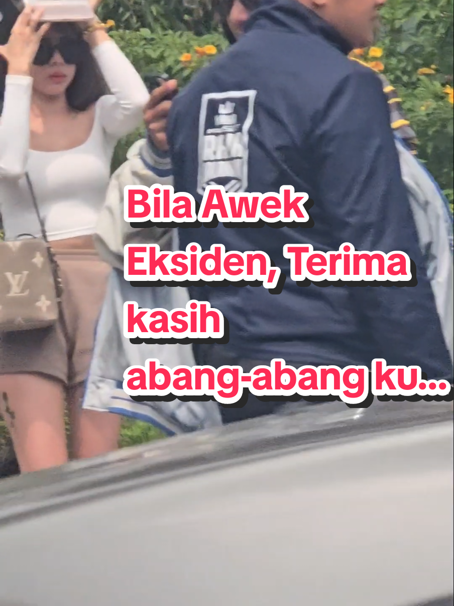 Bila awek eksiden... Tq abang-abangku... Jangan salah kan abang shell tu... kemalangan berlaku depan tempat dia bekerja, tindakan pantas tu megurangkan lalu Lintas.... tq orang baikk #malaysia #blackpink 