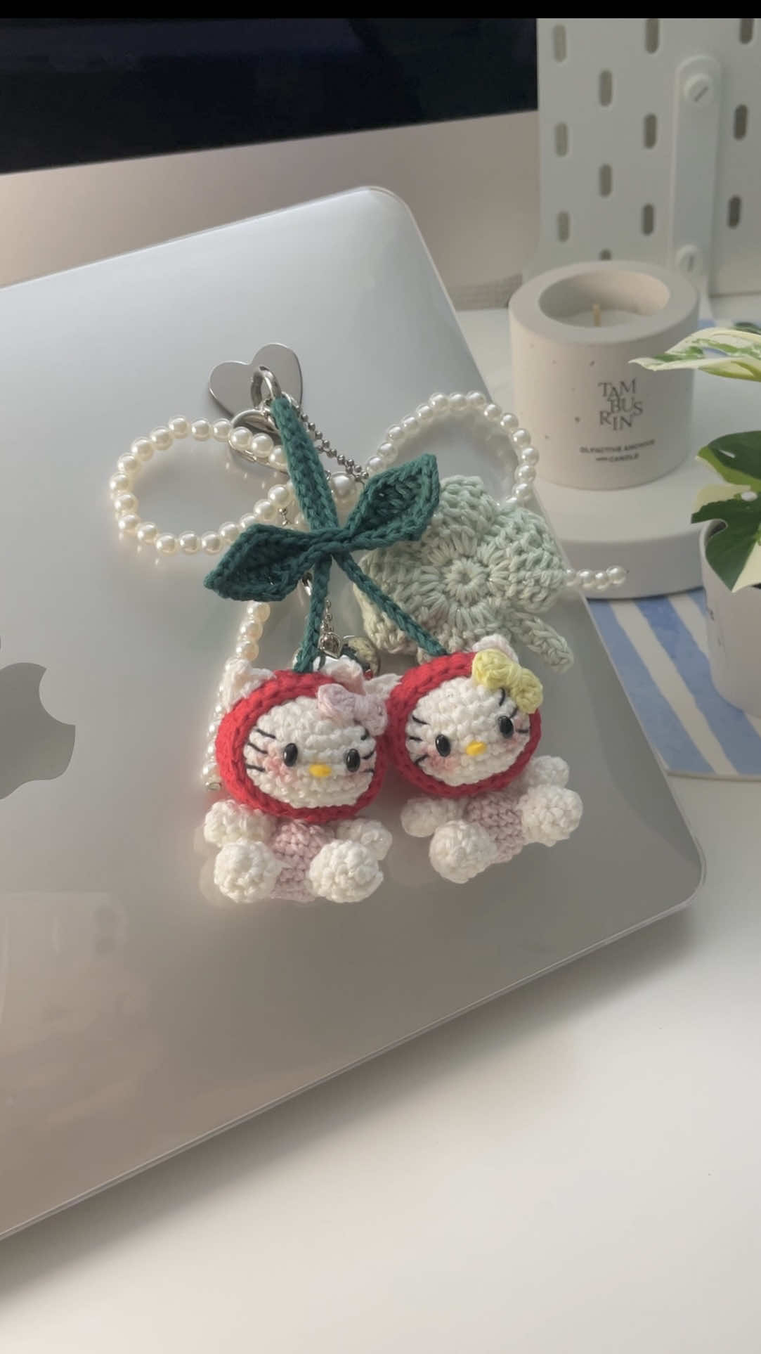 . チェリーキティ編みました🍒 私オリジナルパターン🫶🏻✨ 使用毛糸🧶（全てSeriaです） きらめきコットン　ホワイト Newコットンベビー　ピンク トロピカルコットン　グリーン&レッド ハレルヤ　No.3の黄色いとこだけ #編み物 #かぎ針編み #かぎ編み #뜨개질 #crochet #amigurumi #あみぐるみ #아미구루미 #キティ