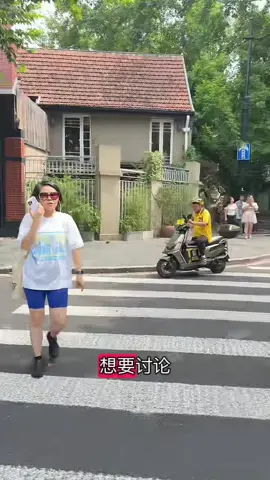 Bikes and motorbike a sharing the same designated lanes not with the cars. This is making sense and safer !#shanghai #china #walktheworld365 #explore #traveltiktok #fypシ゚ #lovechina #fyourpage #see2believe365 #china🇨🇳 