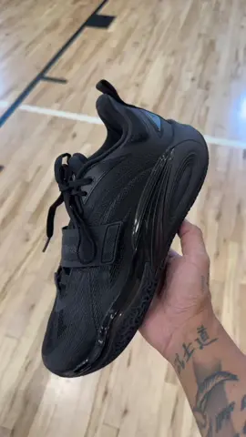 Here’s an in hand look at the Anta Kai 1 ‘Triple Black’ 🖤🔥😮‍💨 These are so clean fam ✨ #basketballshoes #fyp #sneakers @Kicksowncom 