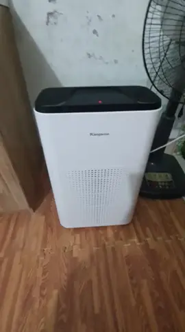 MÁY LỌC KHÔNG KHÍ KANGAROO KG38AP - 43W Giá thị trường: 4,5 tr Giá Nam HV: 3,5 tr  Giá E Nam Sale (5 khách sớm nhất): 3tr390 (tiết kiệm 1tr110) ---------------------------------------- - Công suất 43W phù hợp cho phòng từ 25 - 35 m2 - 3 cấp lọc: lọc bụi thô, than hoạt tính kết hợp màng lọc HEPA cho khả năng lọc mùi ẩm mốc, bụi mịn PM 2.5. - Tạo 1.000.000 hạt ion âm/cm3 giúp diệt khuẩn, nấm mốc,... bảo vệ sức khoẻ cả nhà. - Hiển thị chất lượng không khí qua màu sắc, chỉ số bụi mịn PM 2.5, giúp bạn kiểm soát chất lượng không khí nơi sống. - Khoá bảng điều khiển giúp bảo vệ các chế độ đã chọn không bị điều chỉnh, phù hợp nhà có trẻ nhỏ. - Hẹn giờ từ 1 - 8h cùng chế độ tự điều chỉnh công suất theo chất lượng không khí môi trường giúp tiết kiệm điện. - Đi kèm remote điều khiển từ xa tiện dụng. - Thương hiệu Kangaroo - Việt Nam. ---------------------------------------- - Kiểm tra hàng ưng ý mới thanh toán - Bảo hành chính hãng 2 năm - Freeship: Hà Nội, Hải Phòng, Đồ Sơn  - Phone/ ZL: 0968391125 (E Nam) - Địa chỉ: Đội 8 Thượng Phúc, Tả Thanh Oai, Thanh Trì, Hà Nội #maylockhongkhi #kangaroo #kg38ap