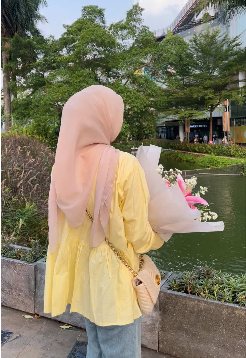 Replying to @tiw here we gooo gurlll!! - shirt yellowsoft di kerkun atau di bio ig no 9 - light blue jeans size S bio ig no 10 - hijabnya bellasquare selalu dari @raihaanscarf tanya admin aja ya untuk warnanya🤩🥰